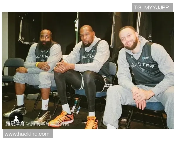 哈登与世界足球巨星同框合影引发热议 笑容满面展现跨界友谊