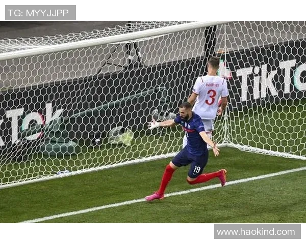 本泽马精美挂件设计展现球星魅力，球迷必备收藏品尽显个性与时尚